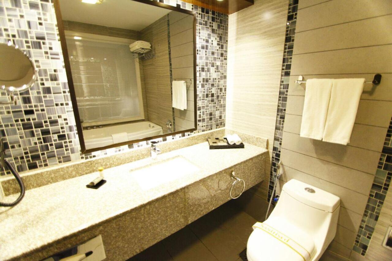 Hotel Dgates ลาฮอร์ ภายนอก รูปภาพ